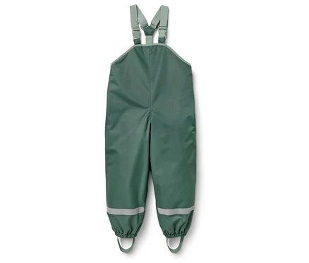 Grüne Kinderregenlatzhose mit reflektierenden Streifen an den Beinen.