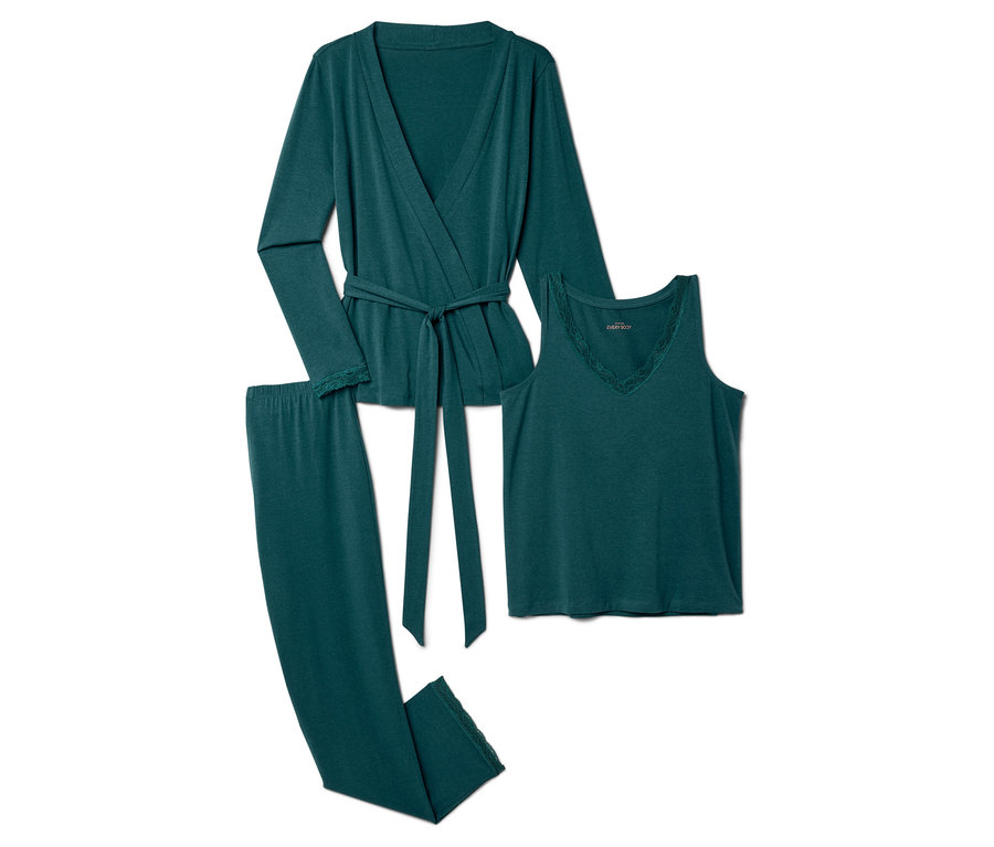 Ein grünes Pyjama-Set bestehend aus einem langärmeligen Morgenmantel, einem Tanktop und einer Hose.