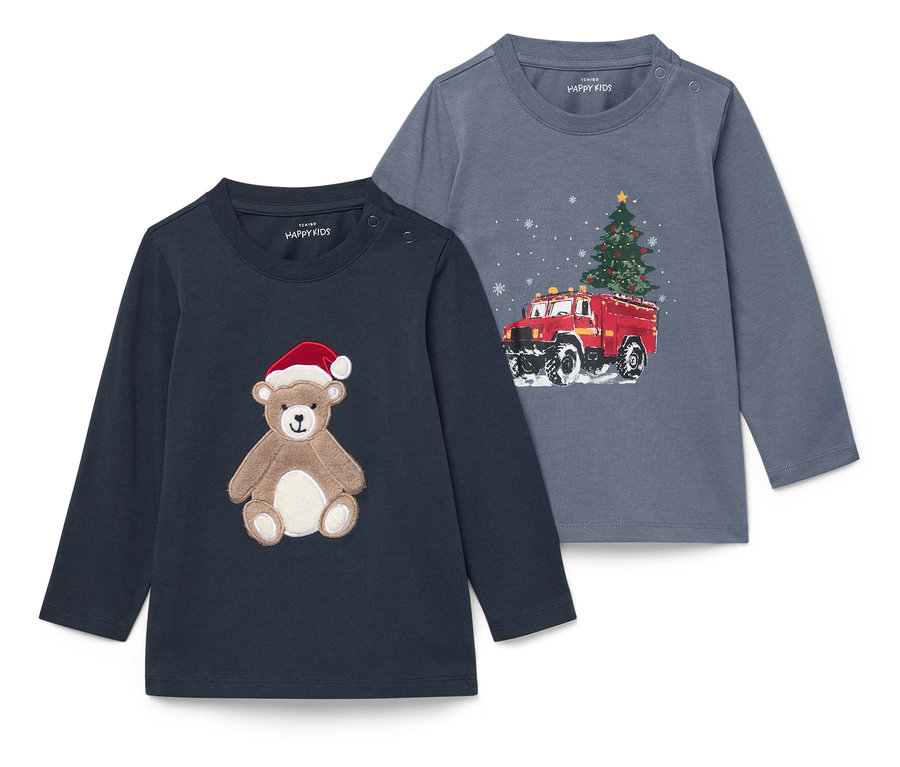 Zwei langärmelige Kinder T-Shirts. Eines ist dunkelblau mit einem Teddybär mit Weihnachtsmütze, das andere ist grau mit einem Feuerwehrauto und einem Weihnachtsbaum.