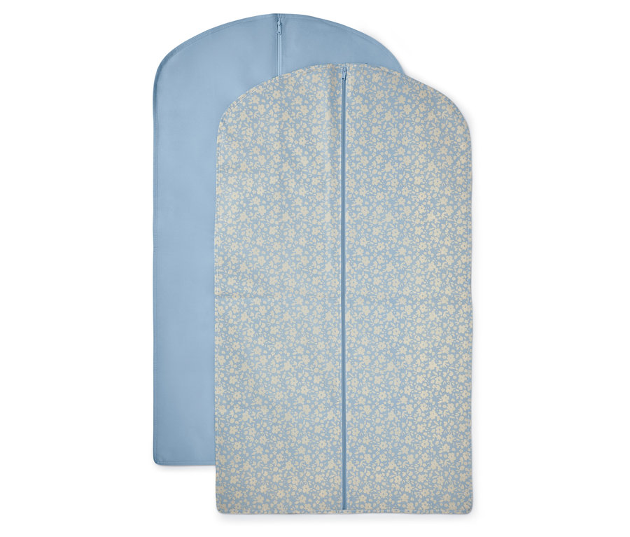 Zwei Kleidersäcke: einer hellblau und einer hellblau mit Blumenmuster.