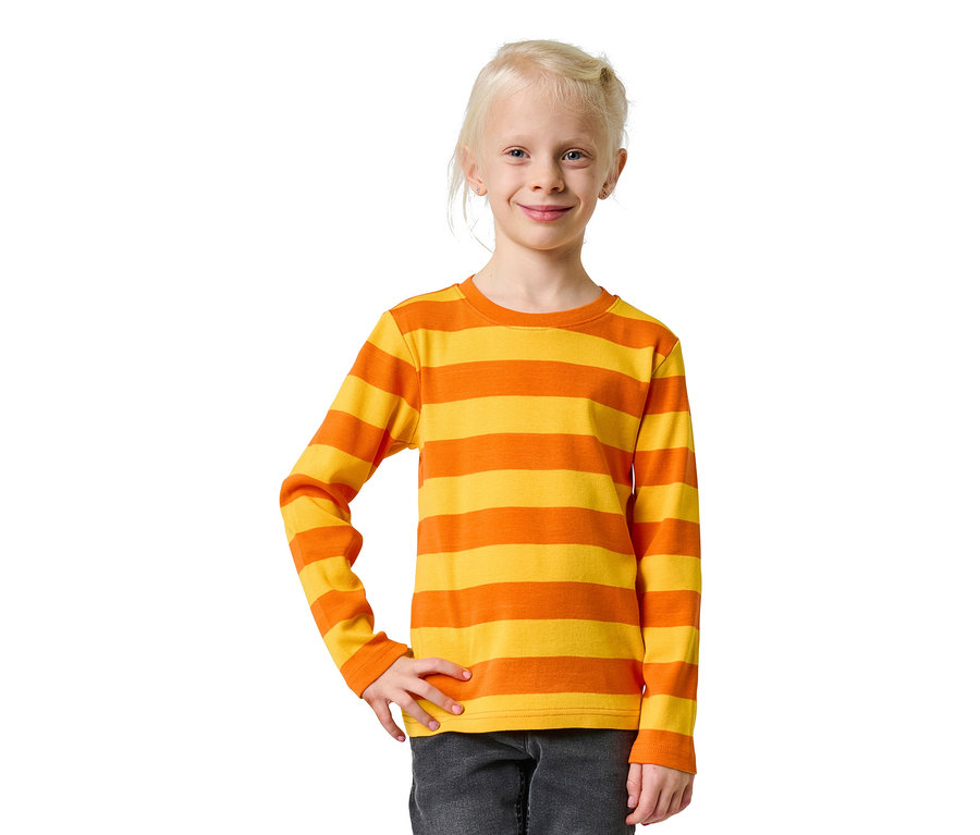 Blondes Mädchen trägt ein orange-gelb gestreiftes Langarmshirt.