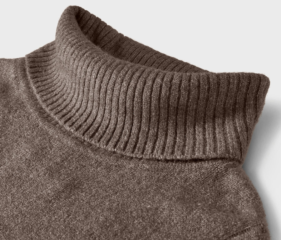 Detailaufnahme eines braunen Rollkragenpullovers.