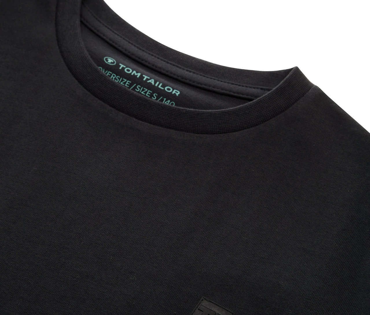Detailaufnahme eines schwarzen Tom Tailor T-Shirts mit Rundhalsausschnitt.