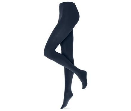 Beine einer Schaufensterpuppe mit Strumpfhose auf weißem Hintergrund.