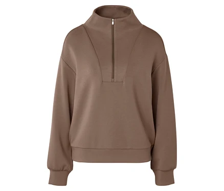 Ein erdfarbener Pullover mit Stehkragen und kurzem Reißverschluss.