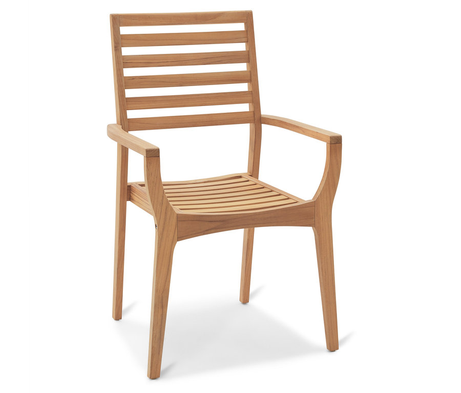 Ein einzelner Teakholzstuhl mit Armlehnen steht auf einem weißen Hintergrund.