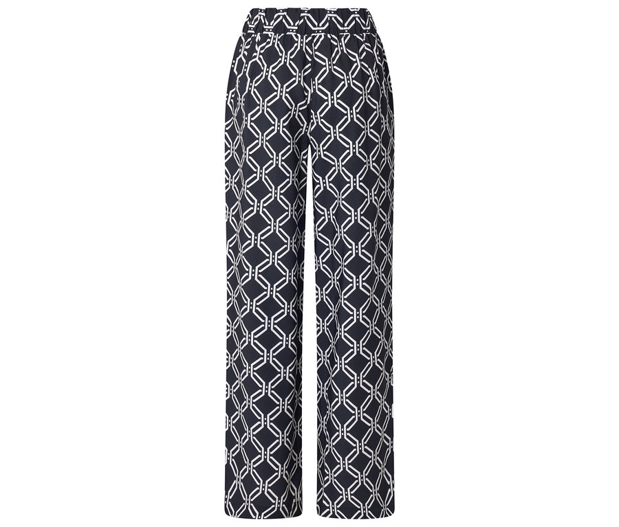 Hose mit blau-weißem geometrischen Muster.
