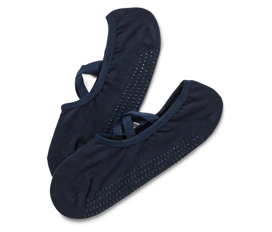 Zwei marineblaue Socken mit gekreuzten Bändern und Noppensohle liegen übereinander.