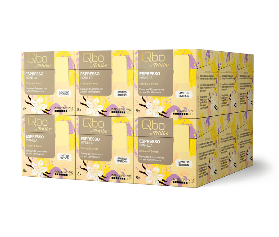 Mehrere Qbo by Tchibo Espresso Vanilla Kapselpackungen, Limited Edition, gestapelt.