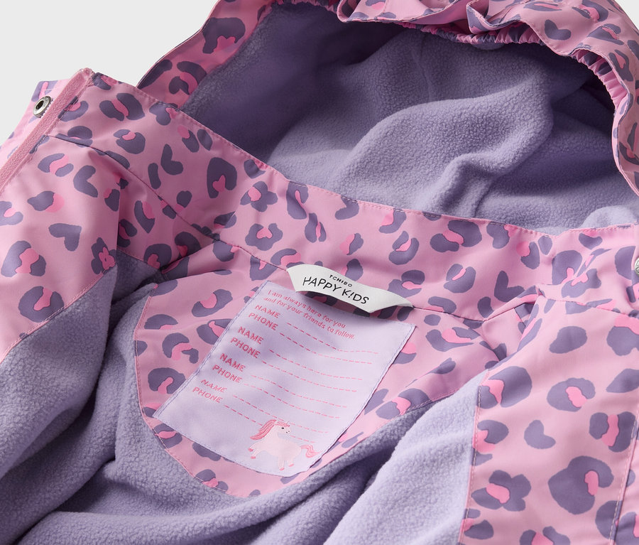 Innenansicht einer rosa Kinderjacke mit Leopardenmuster und lila Fleece-Futter. Ein Etikett mit "HAPPY KIDS" und Platz für Namensangaben ist sichtbar.