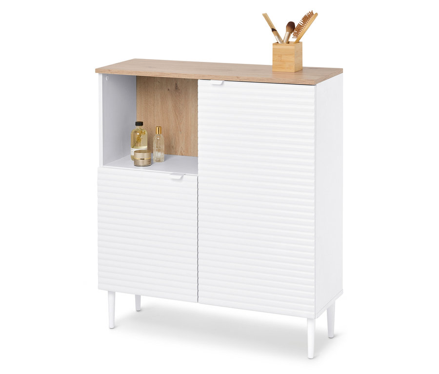 Weißer Schrank mit zwei Türen, einem Regal und einer hellbraunen Oberseite mit Kosmetika und Schminkpinseln.