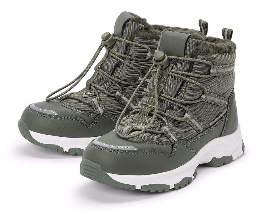Zwei olivgrüne Winterstiefel mit weißer Sohle und Schnürsenkeln mit Stopper.