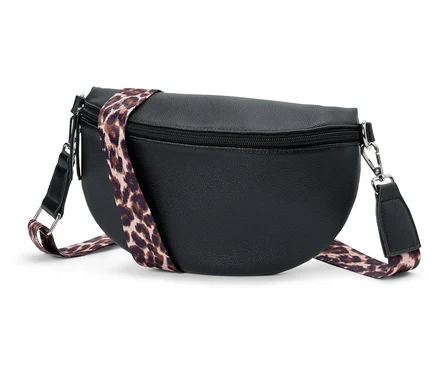Schwarze Gürteltasche mit einem Leopardenmuster-Gurt.