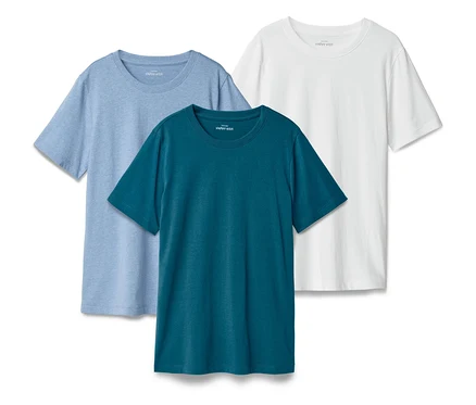 Drei T-Shirts in Hellblau, Dunkelblau und Weiß liegen übereinander.