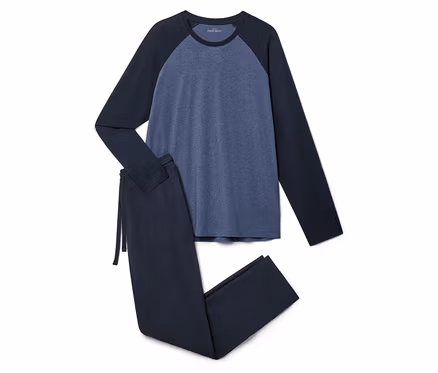 Blauer Schlafanzug mit langen Ärmeln und langen Hosen, liegend auf einem weißen Hintergrund.