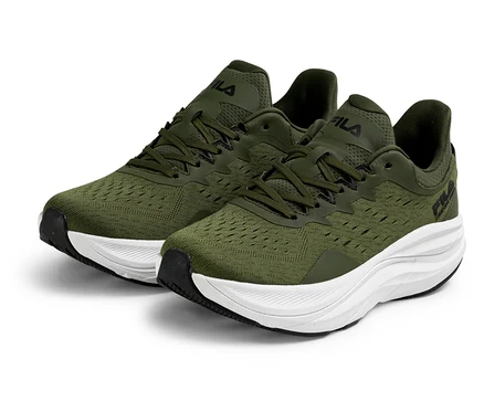 Zwei FILA Retron Herren-Sneaker in Beetle-White stehen auf einem weißen Untergrund.