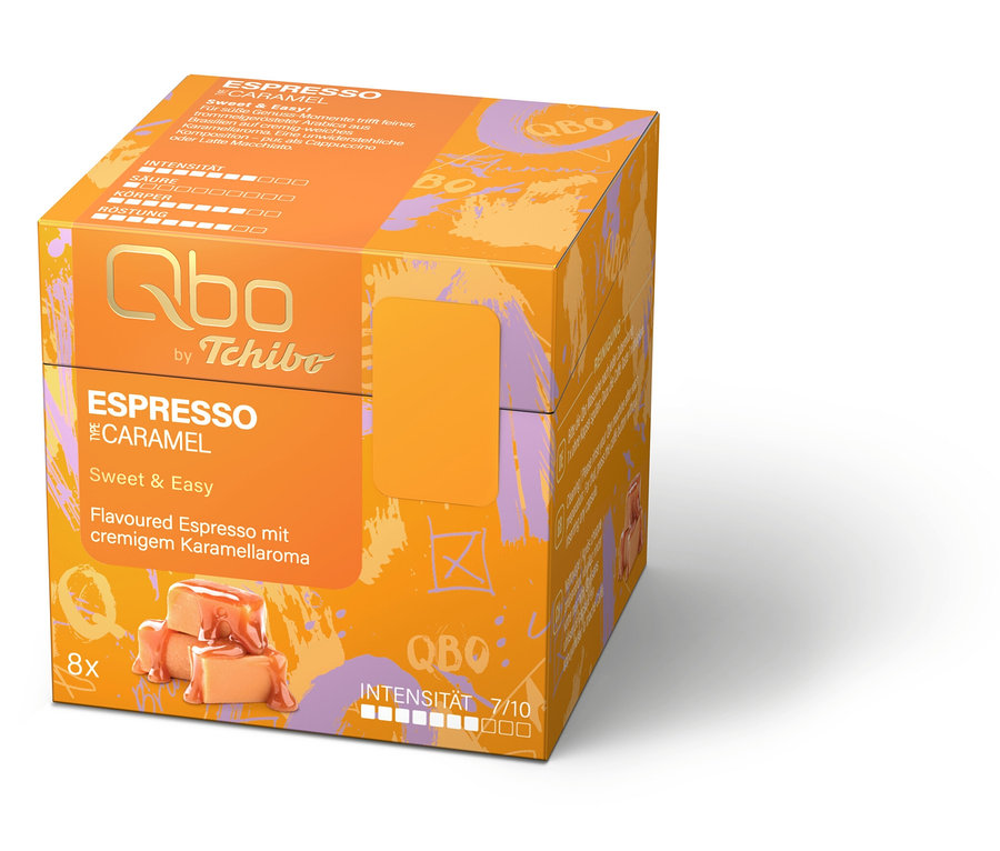 Eine orangefarbene Qbo Espresso Caramel Kapselbox von Tchibo mit Karamell-Abbildung.