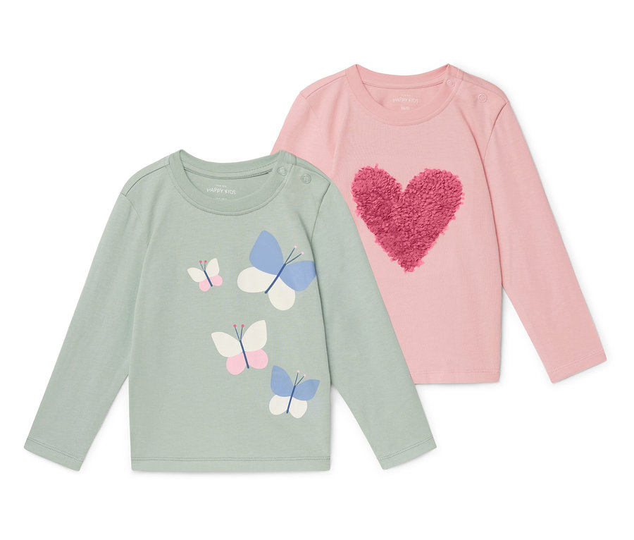Zwei langärmlige Kinder T-Shirts, eines in Grün mit Schmetterlingen, das andere in Rosa mit einem Herz.