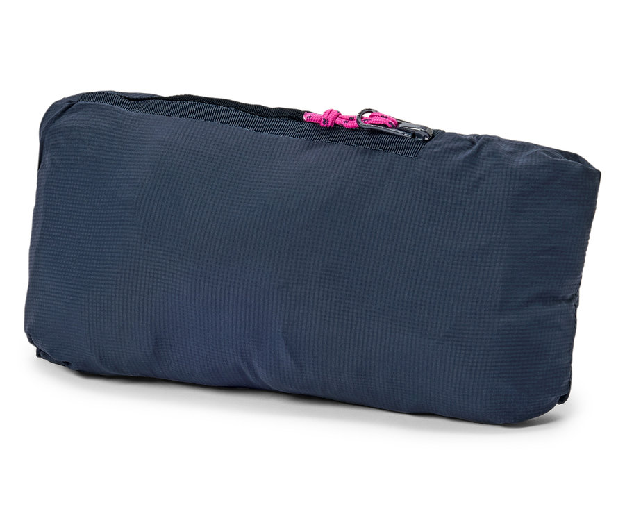 Zusammengefaltete, marineblaue, rechteckige Tasche mit pinkfarbenem Reißverschlussband liegt auf einem weißen Hintergrund.