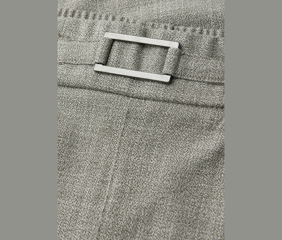 Nahaufnahme der Street One Joggpants mit silberner Schnalle.