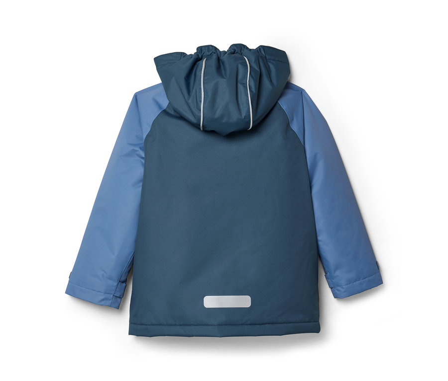 Rückansicht einer zweifarbigen Kinderjacke in Dunkelblau und Hellblau mit Kapuze und reflektierendem Streifen am unteren Rücken.