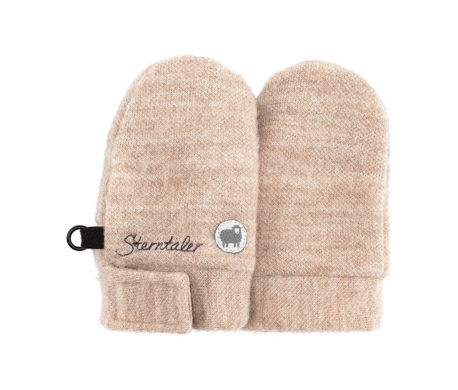 Ein Paar beigefarbene Strickfäustlinge mit einem Sterntaler-Logo und einem Schaf-Symbol auf dem linken Fäustling, der auch eine D-Ring-Schlaufe hat.