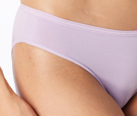 Nahaufnahme einer Person in hellviolettem Slip mit dünnem Gummibund.