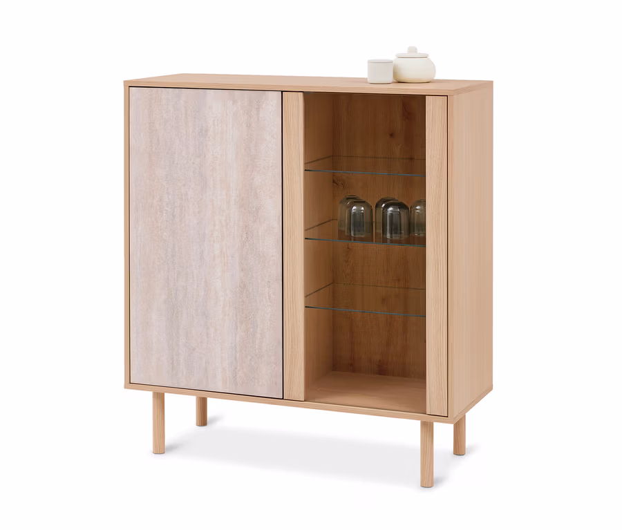 Helles Holzregal mit zwei Fächern; links eine geschlossene Tür mit heller, strukturierter Oberfläche, rechts offene Glasböden mit drei umgedrehten Gläsern. Oben stehen eine weiße Tasse und ein weißes Gefäß mit Deckel.