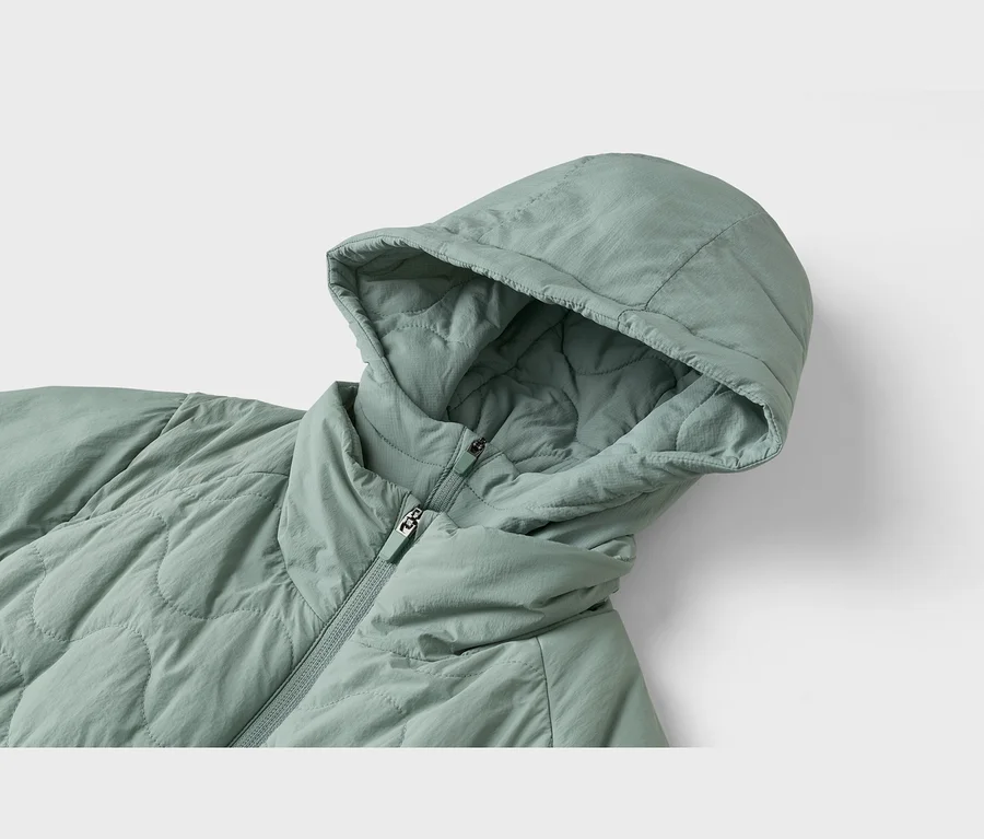Hellgrüne gesteppte Kapuzenjacke mit passendem Reißverschluss. Die Jacke hat ein wellenförmiges Steppmuster und ein gestepptes Futter in der Kapuze.