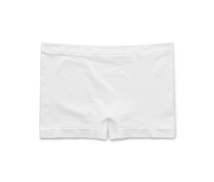 Weiße Boy-Shorts liegen flach auf einer weißen Oberfläche.