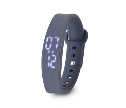 Dunkelgraue Digitaluhr mit Silikonarmband, die 07:12 anzeigt, auf weißem Hintergrund.