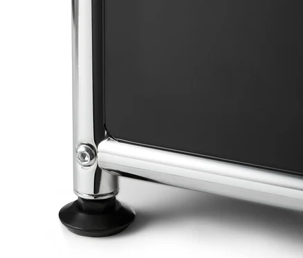 Detailaufnahme eines hohen, schwarzen Metallregals mit verstellbarem Klappfach und Füßen.