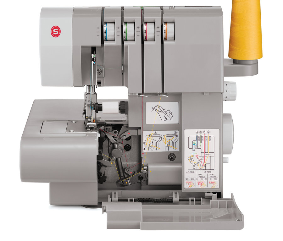 Detailansicht einer grauen SINGER® Heavy Duty 14HD854 Overlock-Nähmaschine mit geöffneter Abdeckung und gelbem Faden.