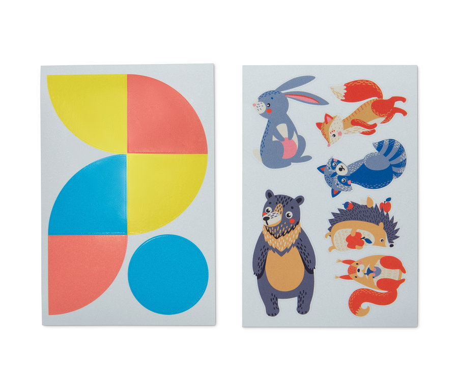 Zwei Bögen reflektierender Aufkleber. Einer mit geometrischen Formen und einer mit Tieren.