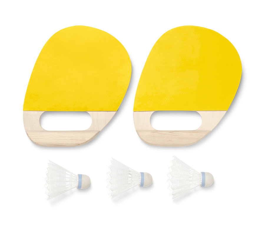 Zwei gelbe Badmintonschläger und drei weiße Federbälle.