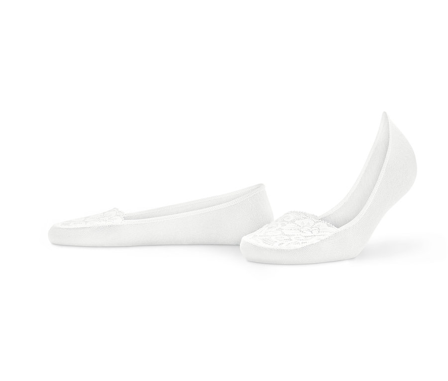 Zwei Paar weiße Ballerina-Füßlinge mit Spitze liegen auf einem weißen Hintergrund.