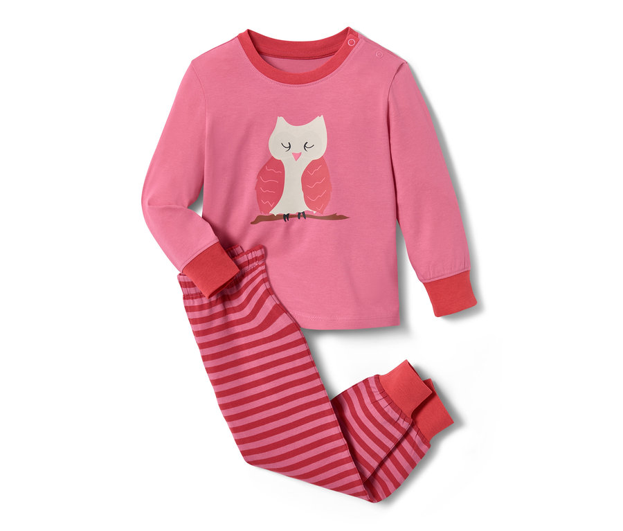 Pink-roter Pyjama mit einem Eulenmotiv.