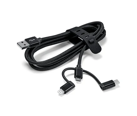 Ein schwarzes 3-in-1-Ladekabel mit USB-Anschluss.