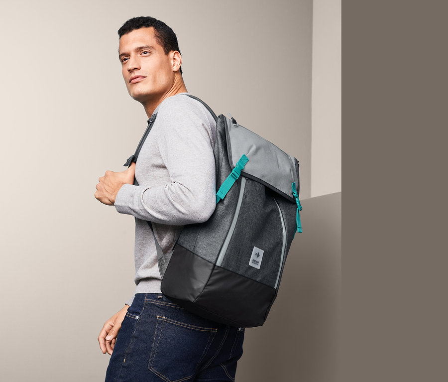 Mann trägt einen Outdoor-Rucksack.