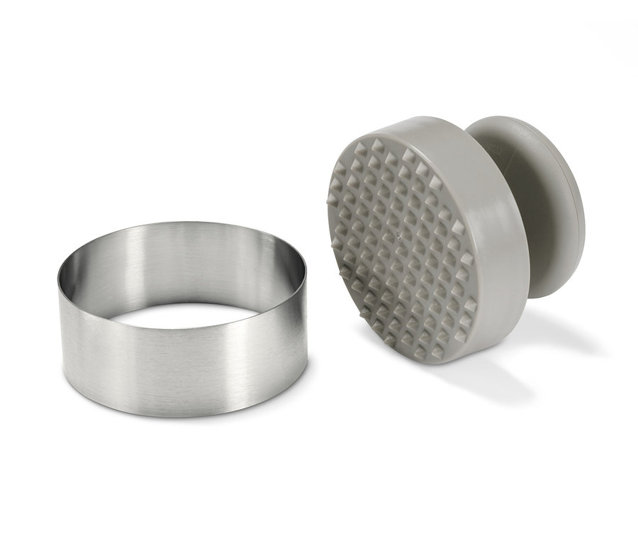 Ein Edelstahlring und eine graue Burgerpresse.