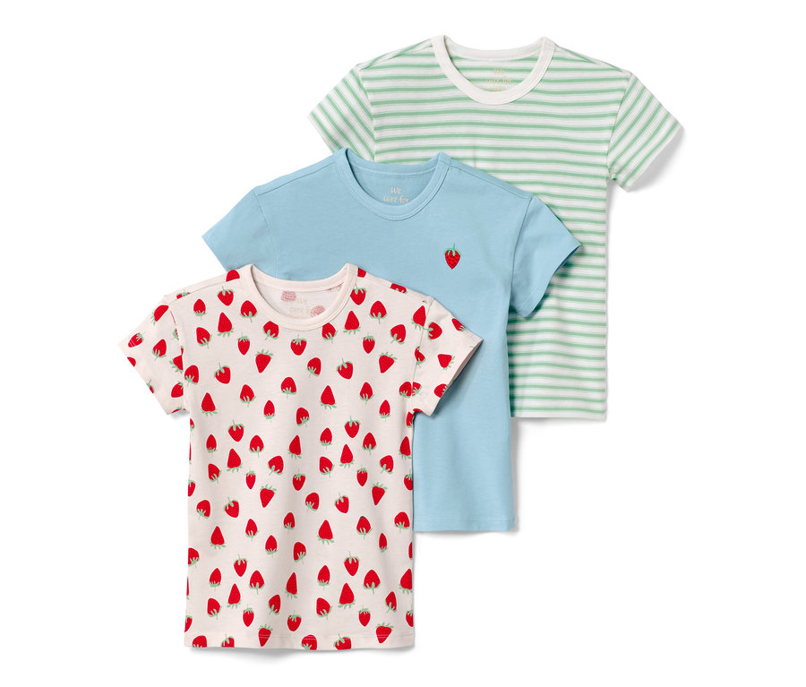 Drei Kinder-T-Shirts: ein rosa T-Shirt mit Erdbeermuster, ein hellblaues T-Shirt mit Erdbeere und ein grün-weiß gestreiftes T-Shirt.