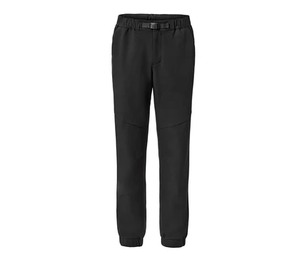 Schwarze Thermohose mit Gürtel.
