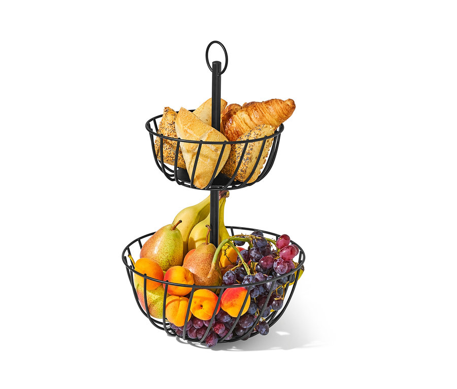 Eine Etagere mit zwei Ebenen, gefüllt mit Obst und Gebäck.