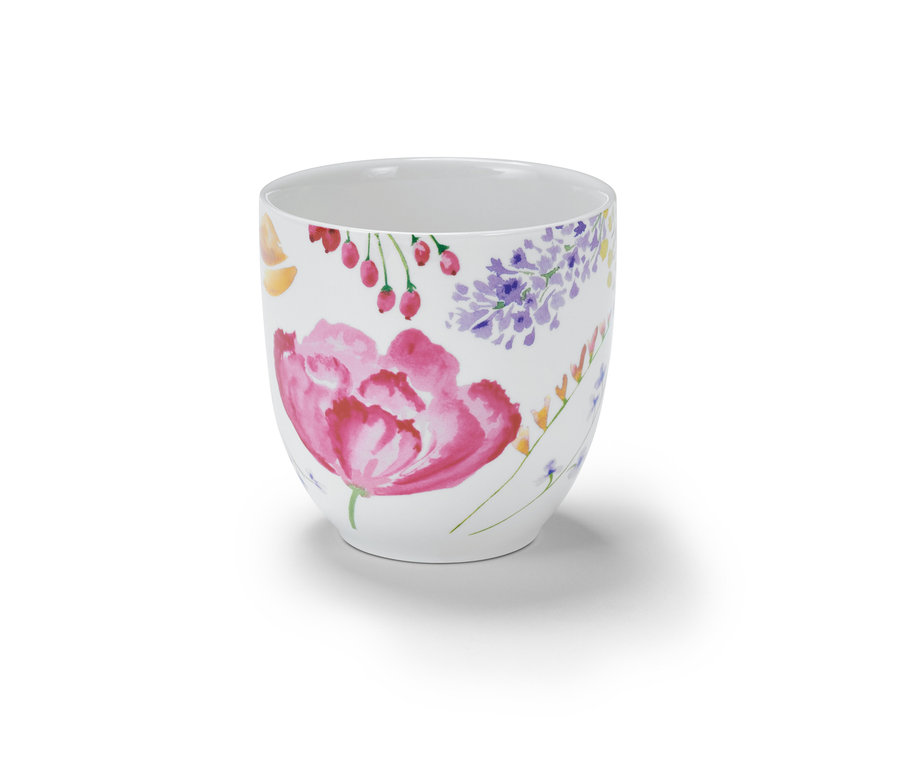 Weißer Becher mit Blumenmuster.