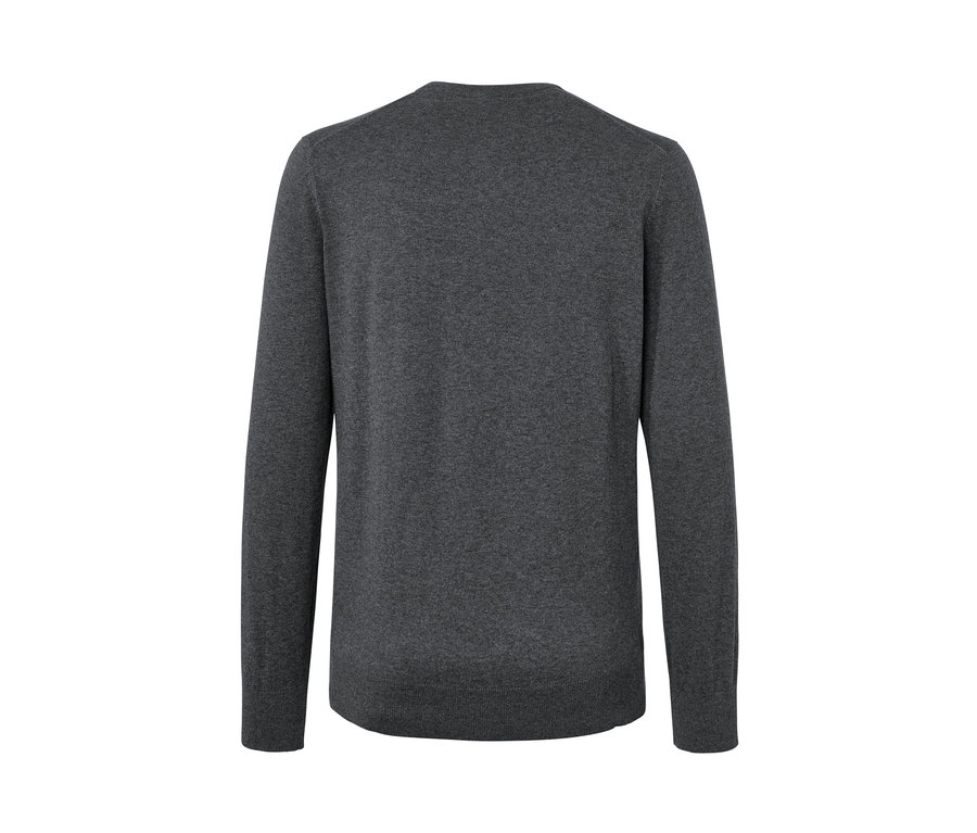 Grauer Pullover mit Rundhalsausschnitt.