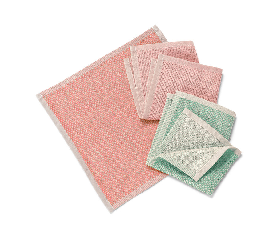 Rosa und grüne 3 Spültücher liegen gefaltet auf einem weißen Hintergrund.