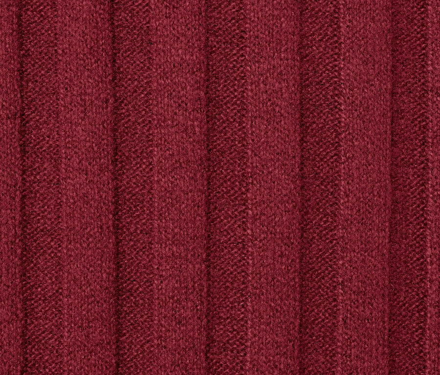 Nahaufnahme eines gerippten Strickkleids mit Stehkragen.