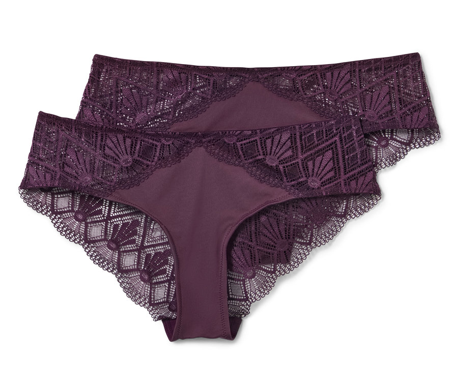 Zwei auberginefarbene Brazilslips, 2 Brazilslips, aubergine, liegen übereinander.