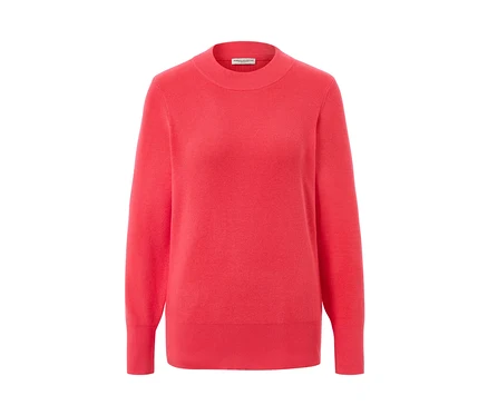 Ein rosafarbener Feinstrickpullover.