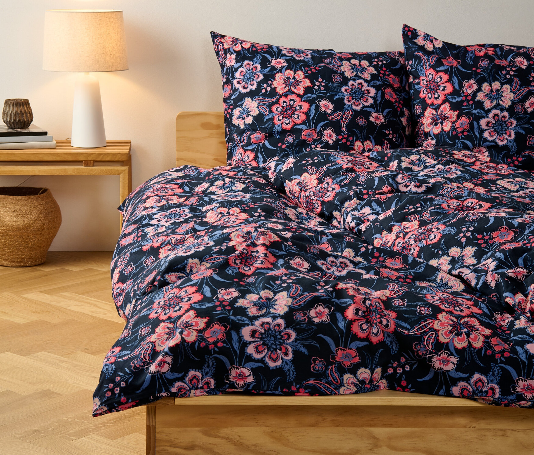 Dunkelblaue Renforcé-Bettwäsche in Normalgröße auf einem Bett.